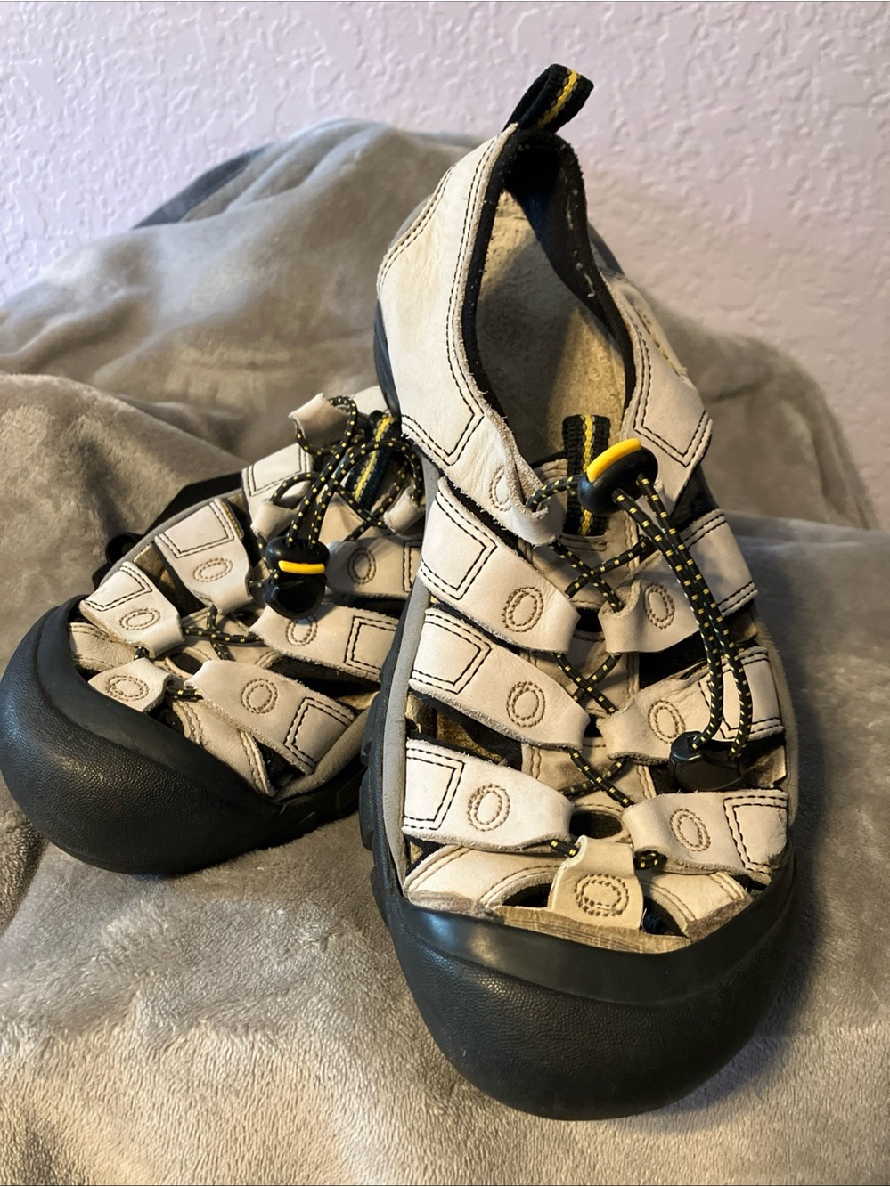 Keen Womens Beige Pull Tightener Outdoor Athletic Shoes Size 7.5